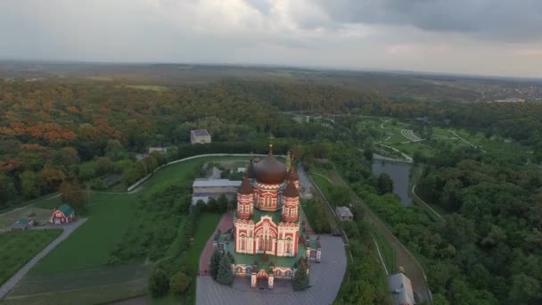 Вид с воздуха на собор Святого Пантелеимона в Киеве — стоковое видео