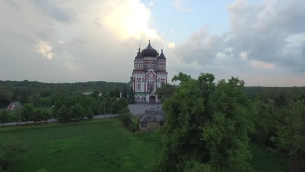 Letecký pohled na katedrálu svatého Panteleimons v Kyjevě — Stock video