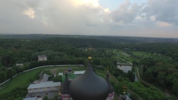 Letecký pohled na katedrálu svatého Panteleimons v Kyjevě — Stock video
