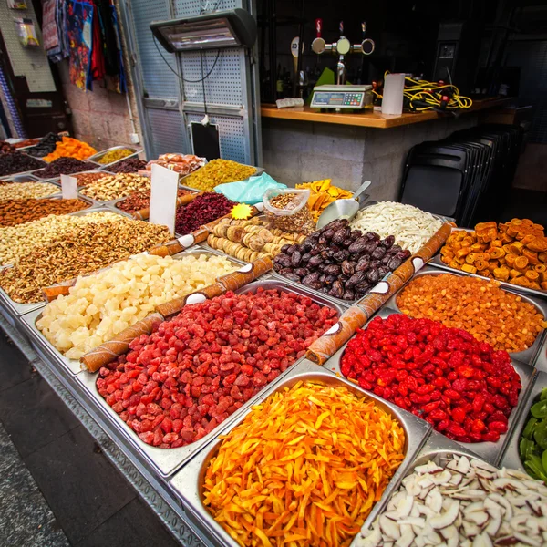 Verschiedene Trockenfrüchte auf dem Mahane Yehuda Markt. — Stockfoto