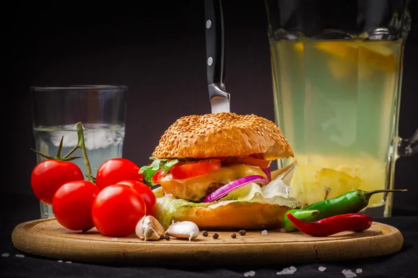 Hamburger maison aux légumes frais — Photo