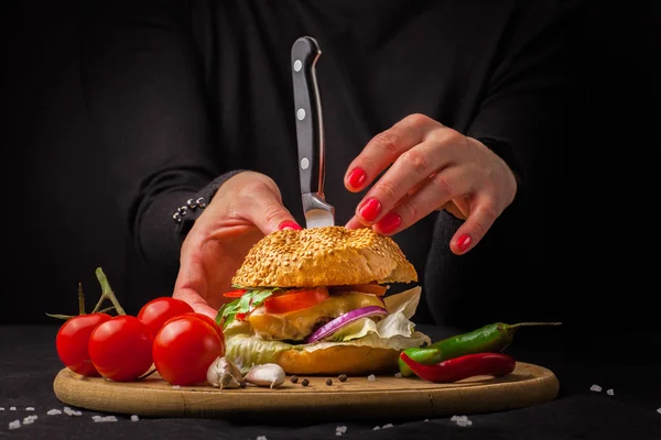 Hamburger maison aux légumes frais — Photo