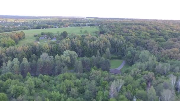 Pueblo ucraniano de Pirogovo con antiguas casas auténticas. 4k. Vista aérea . — Vídeos de Stock