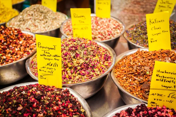 Verschiedene Arten von natürlichem Tee auf dem Thekenmarkt — Stockfoto