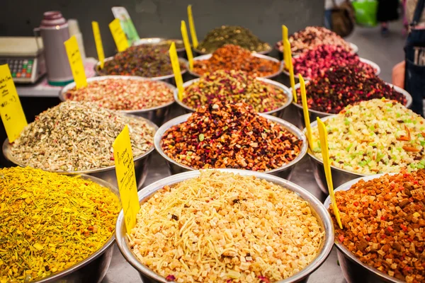 Verschiedene Arten von natürlichem Tee auf dem Thekenmarkt — Stockfoto