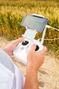 İnsansız helikopter. Adam denetimleri quadrocopter uçuş.