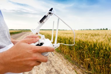 İnsansız helikopter. Adam denetimleri quadrocopter uçuş.