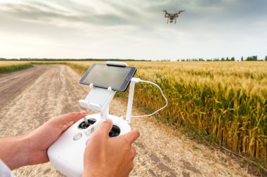 İnsansız helikopter. Adam denetimleri quadrocopter uçuş.