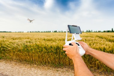 İnsansız helikopter. Adam denetimleri quadrocopter uçuş.