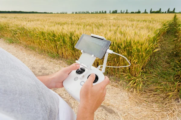 Unmanned copter. Man controls quadrocopter flight. — Stock Photo, Image