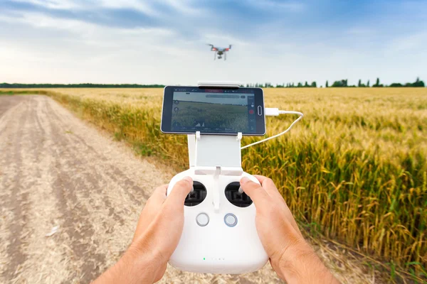 Helicóptero não tripulado. Homem controla voo quadrocopter . — Fotografia de Stock