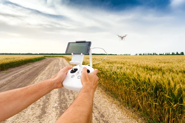 Obemannade copter. Man kontrollerar quadrocopter flyg. — Stockfoto