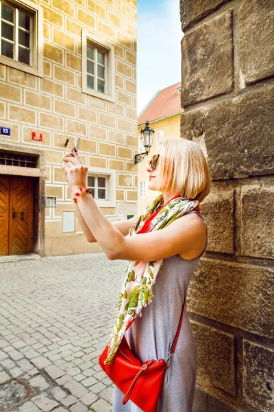 年轻女子在移动电话上在布拉格使照片 — 图库照片