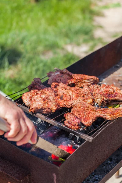 与男性手烤架上烤的肉. — 图库照片