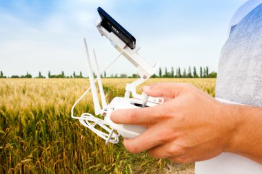 İnsansız helikopter. Adam denetimleri quadrocopter uçuş.