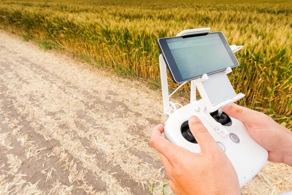 Helicóptero não tripulado. Homem controla voo quadrocopter . — Fotografia de Stock