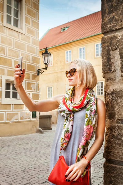 Νεαρή γυναίκα να κάνει τις φωτογραφίες στο κινητό τηλέφωνο για: Πράγα — Φωτογραφία Αρχείου