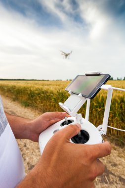 İnsansız helikopter. Adam denetimleri quadrocopter uçuş.