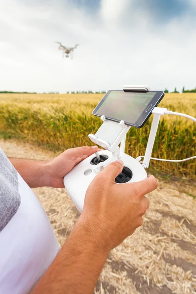 무인된 헬기입니다. 남자 컨트롤 quadrocopter 비행. — 스톡 사진