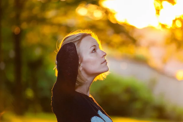 Retrato de jovem menina elegante ao pôr do sol no parque . — Fotografia de Stock