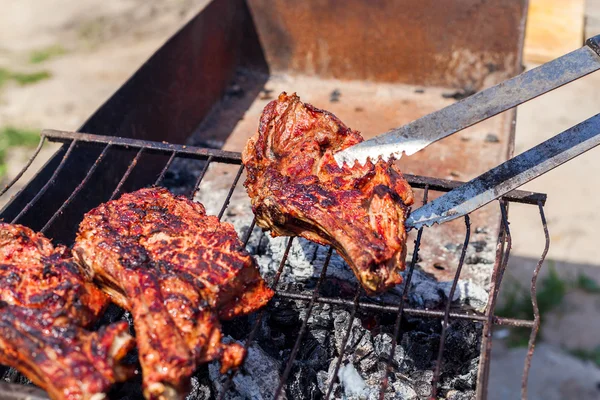 与男性手烤架上烤的肉. — 图库照片