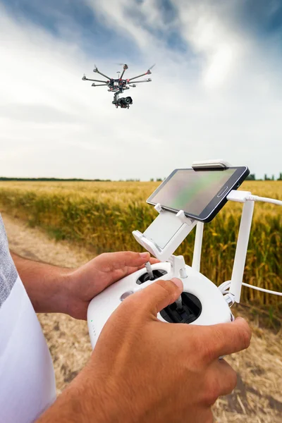 Obemannade copter. Man kontrollerar quadrocopter flyg. — Stockfoto