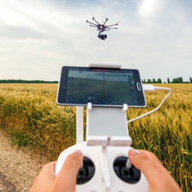 İnsansız helikopter. Adam denetimleri quadrocopter uçuş.