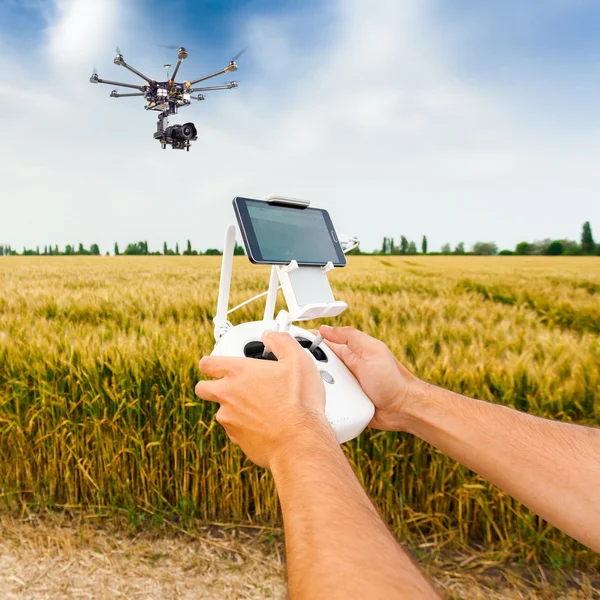 Obemannade copter. Man kontrollerar quadrocopter flyg. — Stockfoto