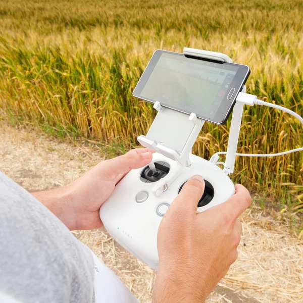 Helicóptero não tripulado. Homem controla voo quadrocopter . — Fotografia de Stock