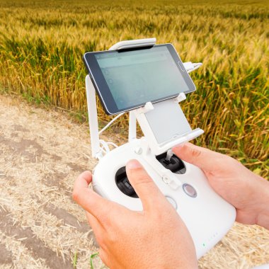 İnsansız helikopter. Adam denetimleri quadrocopter uçuş.