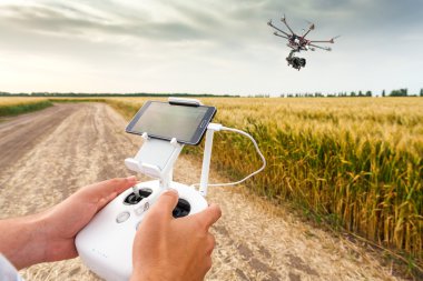 İnsansız helikopter. Adam denetimleri quadrocopter uçuş.