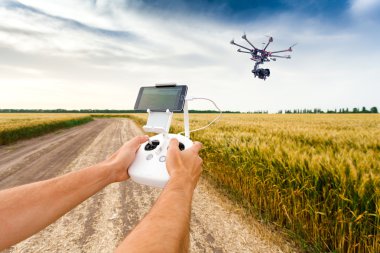 İnsansız helikopter. Adam denetimleri quadrocopter uçuş.