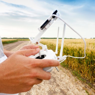 İnsansız helikopter. Adam denetimleri quadrocopter uçuş.