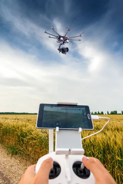 Helicóptero não tripulado. Homem controla voo quadrocopter . — Fotografia de Stock