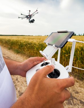 İnsansız helikopter. Adam denetimleri quadrocopter uçuş.