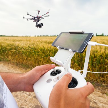 İnsansız helikopter. Adam denetimleri quadrocopter uçuş.