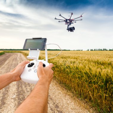 İnsansız helikopter. Adam denetimleri quadrocopter uçuş.