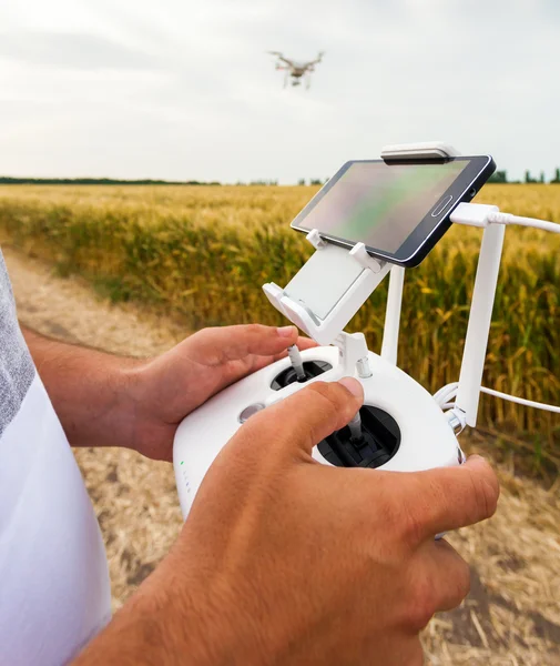 Helicóptero não tripulado. Homem controla voo quadrocopter . — Fotografia de Stock