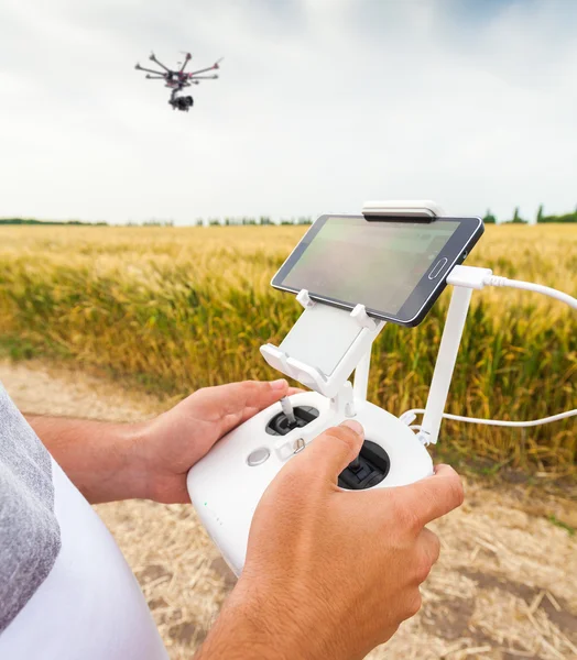 Helicóptero não tripulado. Homem controla voo quadrocopter . — Fotografia de Stock