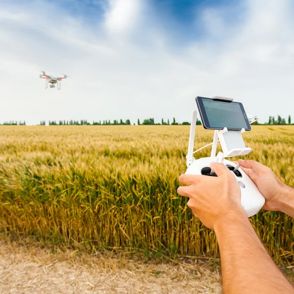 Obemannade copter. Man kontrollerar quadrocopter flyg. — Stockfoto