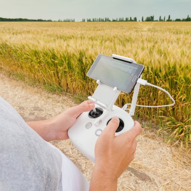 İnsansız helikopter. Adam denetimleri quadrocopter uçuş.