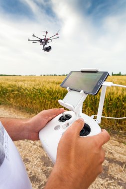 İnsansız helikopter. Adam denetimleri quadrocopter uçuş.