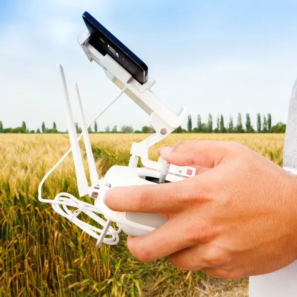 Helicóptero não tripulado. Homem controla voo quadrocopter . — Fotografia de Stock