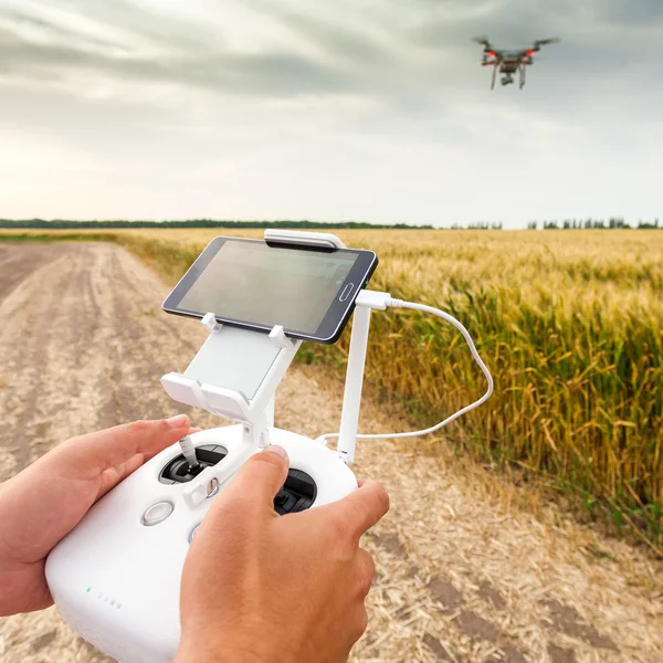 Helicóptero não tripulado. Homem controla voo quadrocopter . — Fotografia de Stock