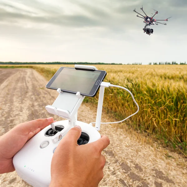 Obemannade copter. Man kontrollerar quadrocopter flyg. — Stockfoto