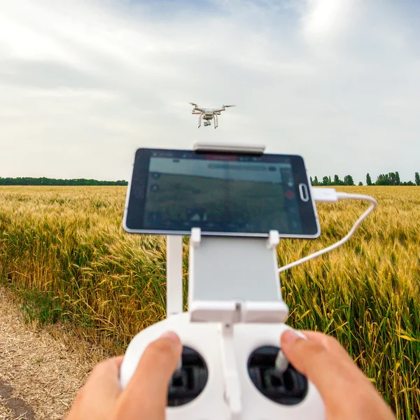 Helicóptero não tripulado. Homem controla voo quadrocopter . — Fotografia de Stock