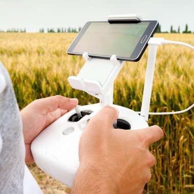 İnsansız helikopter. Adam denetimleri quadrocopter uçuş.