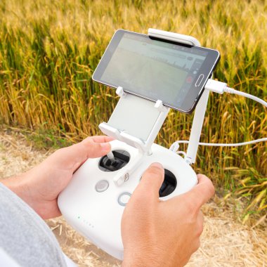 İnsansız helikopter. Adam denetimleri quadrocopter uçuş.