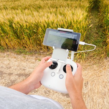 İnsansız helikopter. Adam denetimleri quadrocopter uçuş.