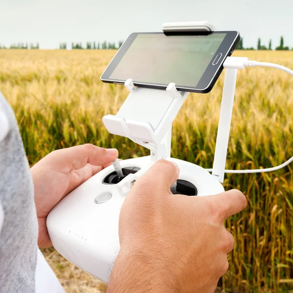 Helicóptero não tripulado. Homem controla voo quadrocopter . — Fotografia de Stock